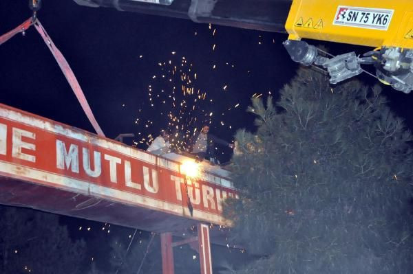 Ne Mutlu Türk'üm Diyene tabelası kaldırıldı - Resim: 2