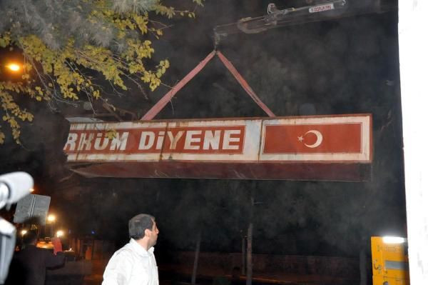 Ne Mutlu Türk'üm Diyene tabelası kaldırıldı - Resim: 3