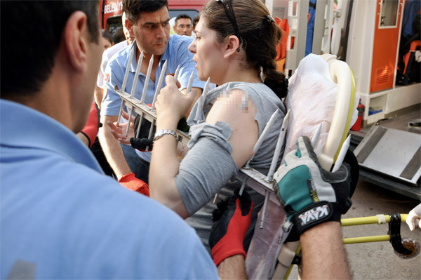 Koluna demir çubuk saplandı - Resim: 1