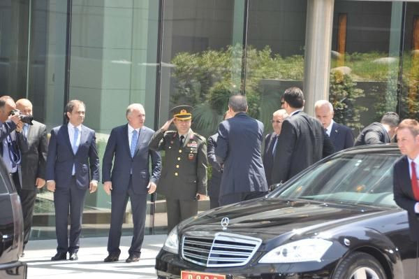 Çıplak turist Başbakan'ı böyle izledi - Resim: 1