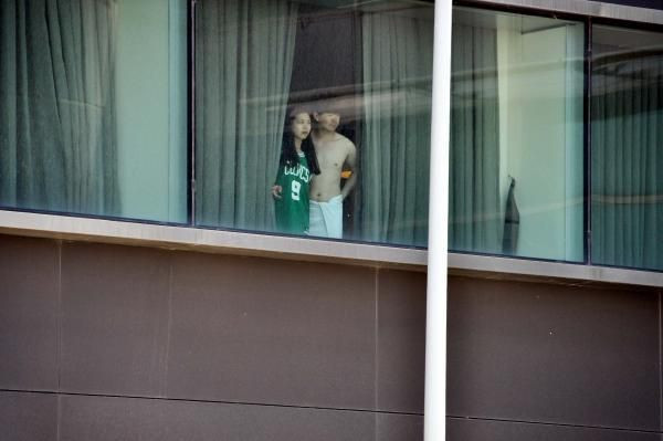 Çıplak turist Başbakan'ı böyle izledi - Resim: 2