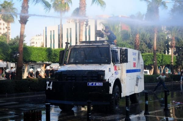 Protestocu TOMA'nın üstüne çıkınca... - Resim: 1