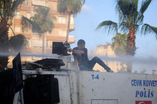 Protestocu TOMA'nın üstüne çıkınca... - Resim: 2