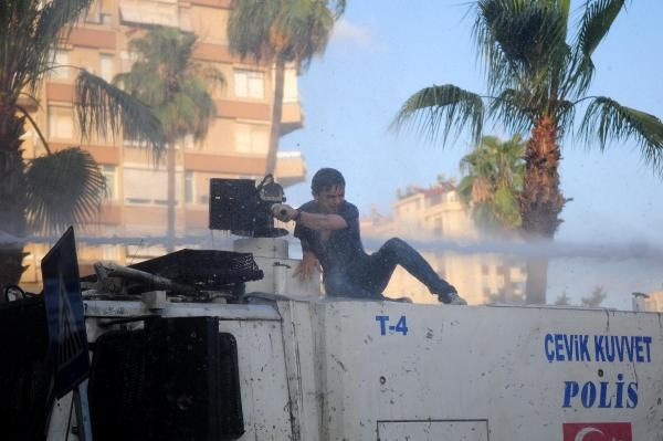 Protestocu TOMA'nın üstüne çıkınca... - Resim: 4