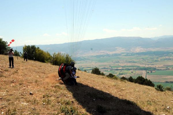 Vali yerlerde sürüklendi - Resim: 2