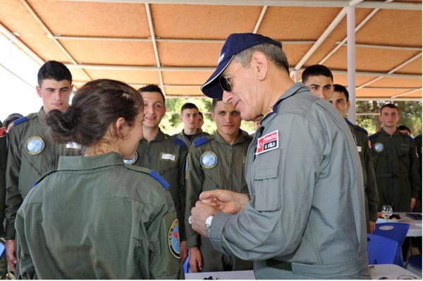 Orgeneral 'Genç kartalları' havuza attı - Resim: 1