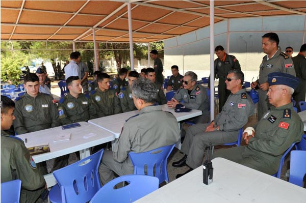 Orgeneral 'Genç kartalları' havuza attı - Resim: 3