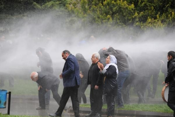 HDP'lilerin izinsiz eylemine polis müdahalesi; milletvekili yaralandı - Resim: 3