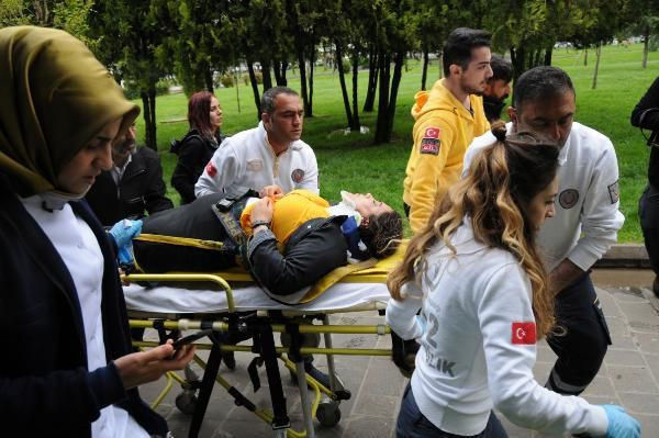 HDP'lilerin izinsiz eylemine polis müdahalesi; milletvekili yaralandı - Resim: 2