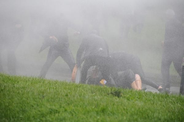 HDP'lilerin izinsiz eylemine polis müdahalesi; milletvekili yaralandı - Resim: 4
