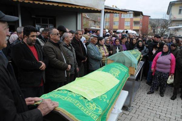 Tunceli'de öldürülen anne ve oğlu son yolculuğuna uğurlandı - Resim: 3
