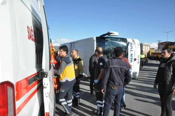 Bitlis'te yolcu otobüsü ile TIR çarpıştı: 34 yaralı - Resim: 3
