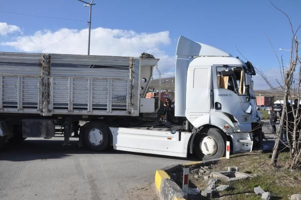 Bitlis'te yolcu otobüsü ile TIR çarpıştı: 34 yaralı - Resim: 4