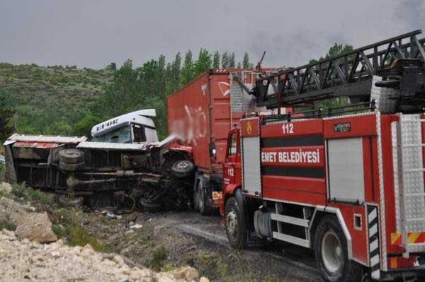 TIR ile çarpışan kamyonetin sürücüsü öldü - Resim: 2