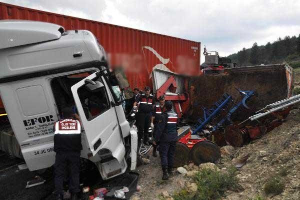 TIR ile çarpışan kamyonetin sürücüsü öldü - Resim: 3