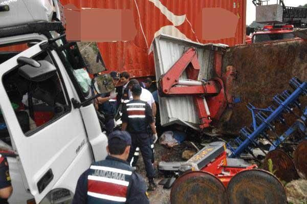 TIR ile çarpışan kamyonetin sürücüsü öldü - Resim: 4