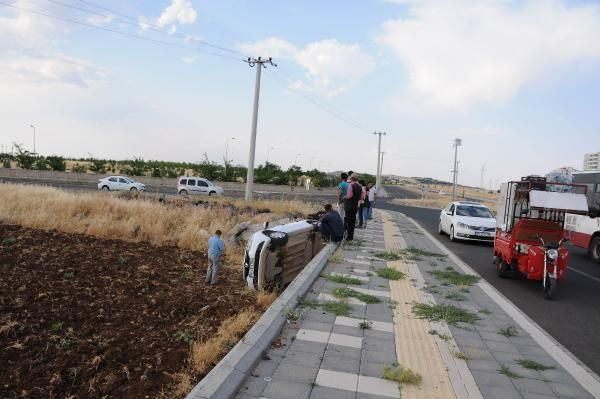 Diyarbakır!da yanan sigarayı otomobile düşürünce kaza yaptı - Resim: 3