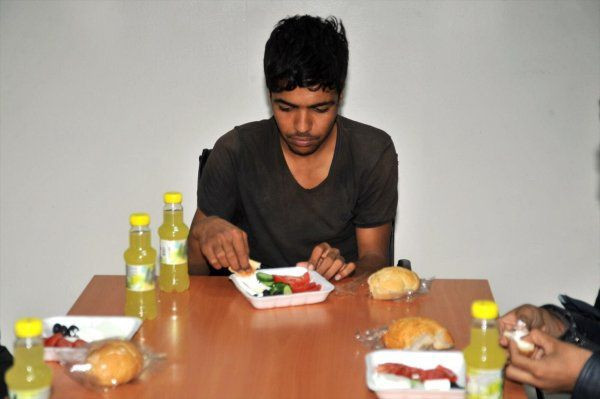 Barış Pınarı Harekatı'nda 24  terörist teslim oldu Mehmetçik yemek verdi - Resim: 3