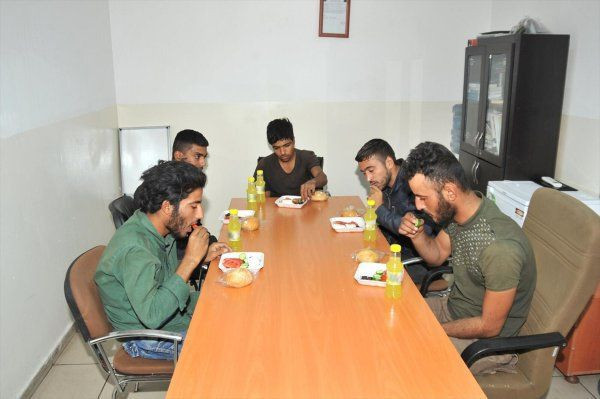 Barış Pınarı Harekatı'nda 24  terörist teslim oldu Mehmetçik yemek verdi - Resim: 1