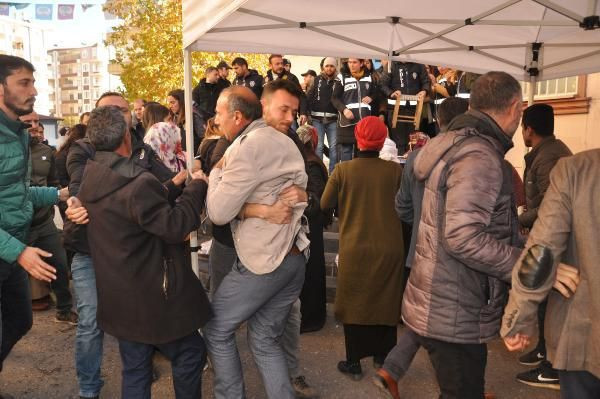 HDP'li vekiller binaya geldi acılı anneler çıldırdı! Önce terlik sonra kürsü fırlattılar - Resim: 2