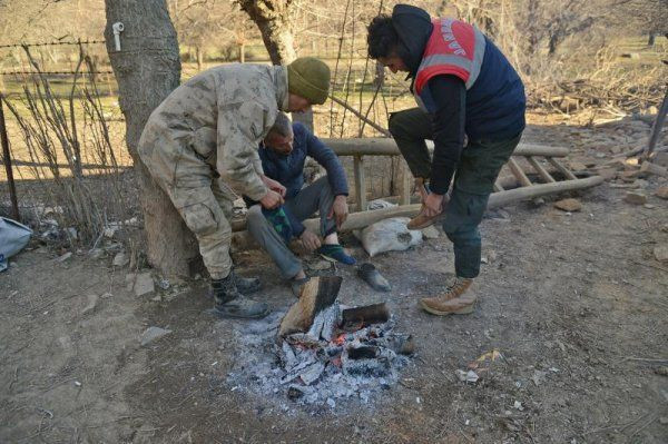 Elazığ'da duygulandıran olay! Asker üşüyen depremzedeye kendi çorabını verdi - Resim: 2
