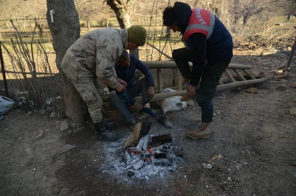 Elazığ'da duygulandıran olay! Asker üşüyen depremzedeye kendi çorabını verdi - Resim: 4