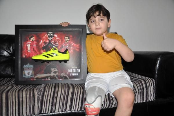 Suriyeli Hamis, Liverpool’un yıldızı Salah'ın kramponuyla mutlu oldu - Resim: 3