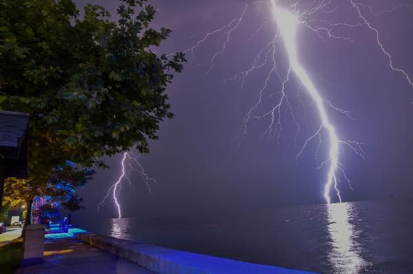 Kocaeli'de ürkütücü anlar! Geceyi aydınlatan yedi şimşek, tek karede - Resim: 3