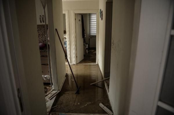 İstanbul'da sağanak etkili oldu! Arnavutköy'de ev ve iş yerlerini su bastı - Resim: 1