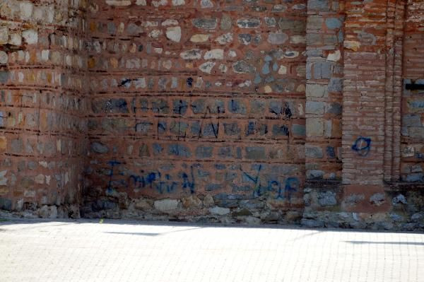 Gebze'deki tarihi kalede rezalet! Duvarlarını rezil hale getirdiler - Resim: 3