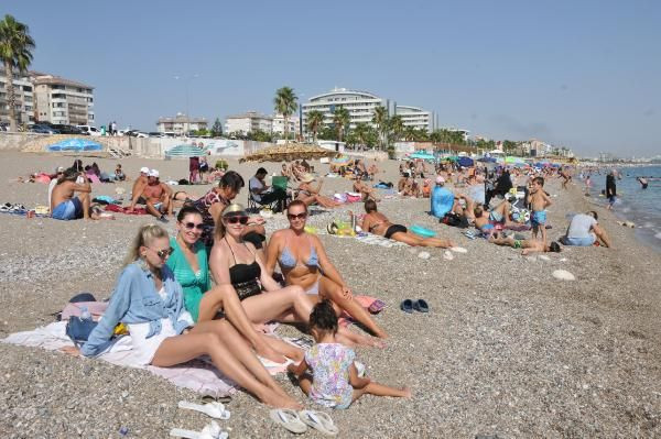 Antalya'da koronaya aldırış etmediler! Maskesiz deniz keyfi yaptılar - Resim: 4