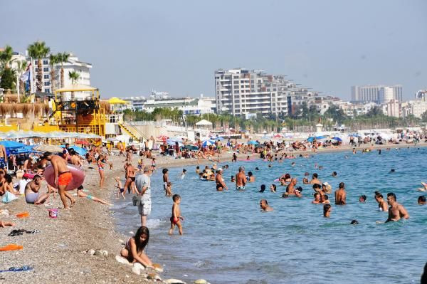 Antalya'da koronaya aldırış etmediler! Maskesiz deniz keyfi yaptılar - Resim: 3