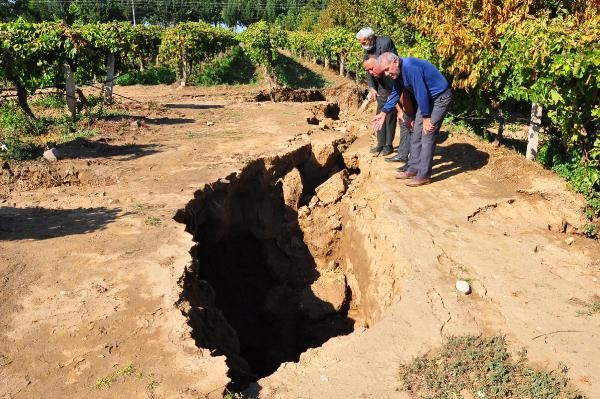 Manisa'yı tedirgin eden görüntüler! Fay hattında 3 metrelik dev yarıklar oluştu - Resim: 2