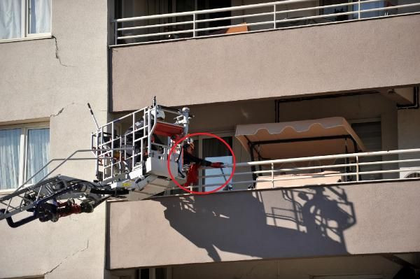 İzmir'de alkışlanacak hareket! Kurtarma ekibi yan yatan binadaki Türk bayrağını öpüp katlayarak indirdi - Resim: 1