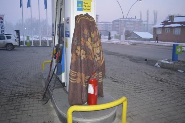 Sibirya soğuklarının esir aldığı Doğu Anadolu'da hayat dondu! Arabaları battaniyeye sardılar - Resim: 3