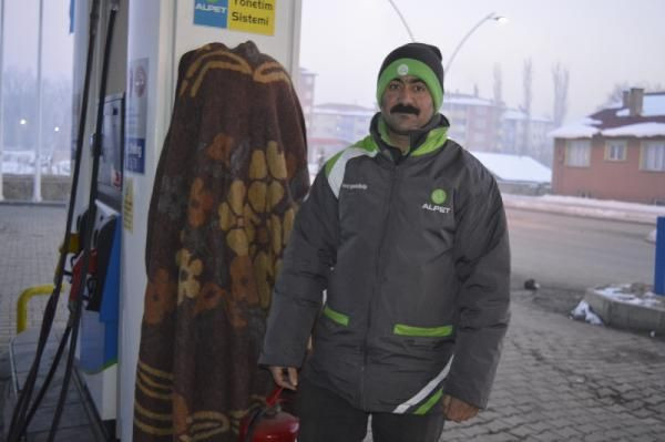 Sibirya soğuklarının esir aldığı Doğu Anadolu'da hayat dondu! Arabaları battaniyeye sardılar - Resim: 2