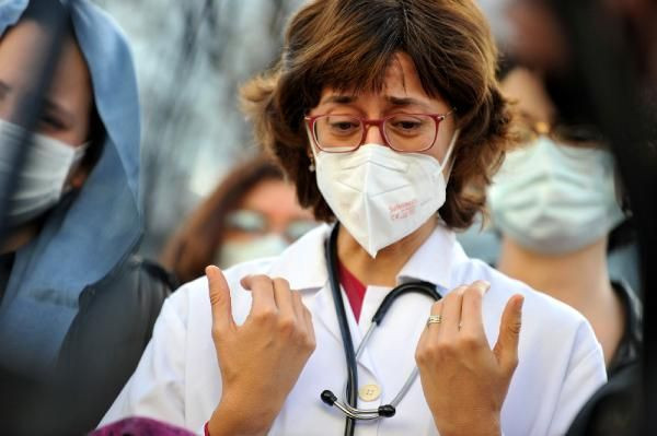 Bursa'da yılın hekimi için cenaze töreni düzenlendi! Cenazede gözyaşları sel oldu - Resim: 4