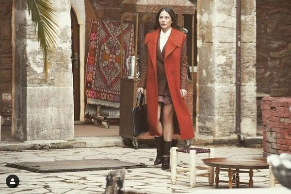 Doğduğun Ev Kaderindir başrolü Demet Özdemir o yorumuyla kahkaha attırdı - Resim: 3