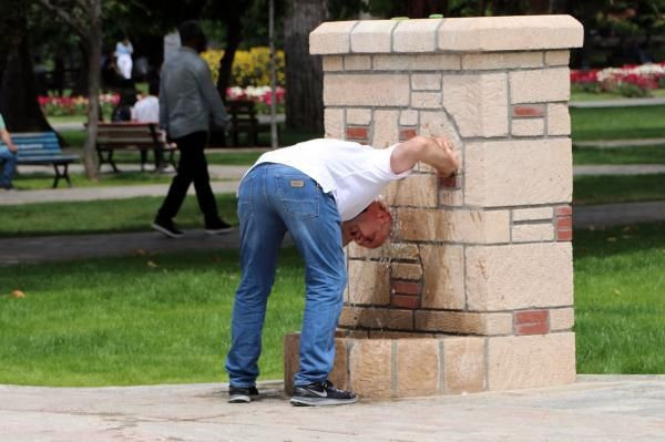 Termometre 41 dereceyi gösterdi! Adanalılar koronavirüsü unutup parklara akın etti - Resim: 4