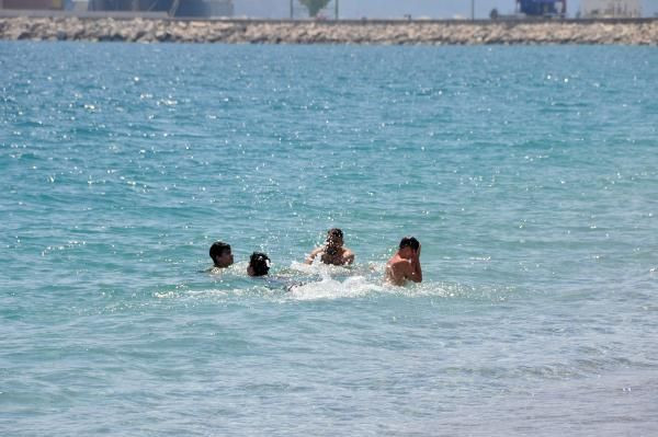 23 Nisan'da Antalya'da plajlar turistlerle doldu taştı! Covid-19 salgını unutuldu - Resim: 2