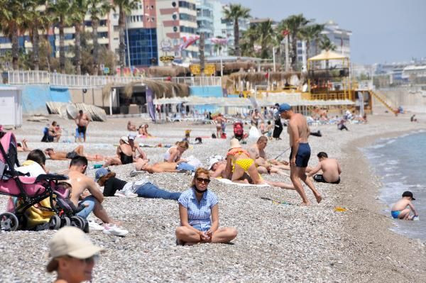 23 Nisan'da Antalya'da plajlar turistlerle doldu taştı! Covid-19 salgını unutuldu - Resim: 1