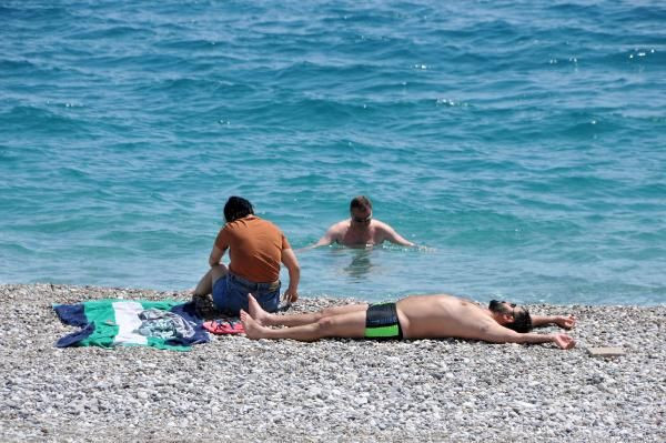 23 Nisan'da Antalya'da plajlar turistlerle doldu taştı! Covid-19 salgını unutuldu - Resim: 4