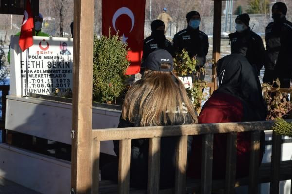 Şehit polis memuru Fethi Sekin mezarı başında anıldı - Resim: 2