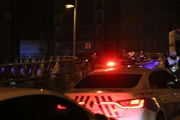 Kazada ölümden dönen sürücü, otomobili bırakıp kaçtı - Resim: 0