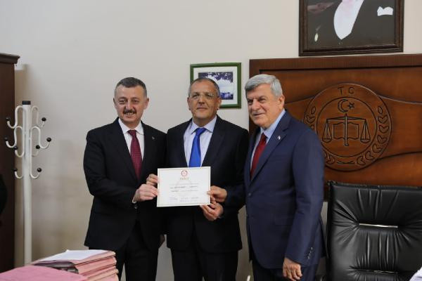 Başkanlığı devretti, evine gitmek için otobüse bindi - Resim: 1