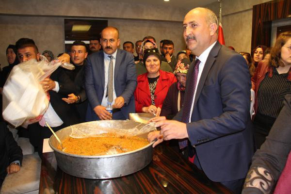 Belediye Başkanı seçildi ilk iş olarak kısır dağıttı - Resim: 0