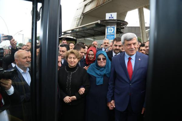 Başkanlığı devretti, evine gitmek için otobüse bindi - Resim: 0