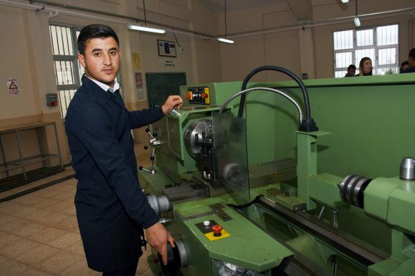 Liseli Uğur, 18 yaşında muhtar oldu - Resim: 0