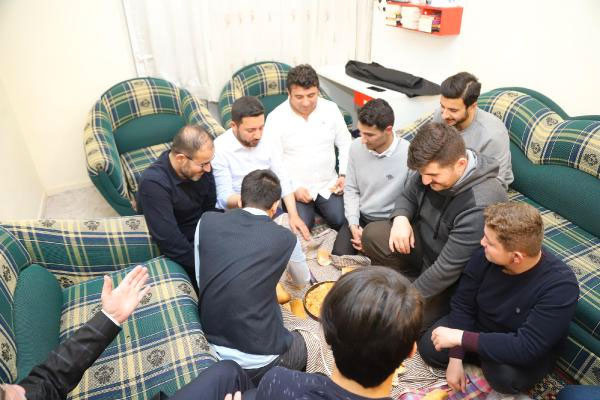 NEVŞEHİR Belediye Başkanı Rasim Arı üniversite öğrencilerine menemen yaptı - Resim: 0