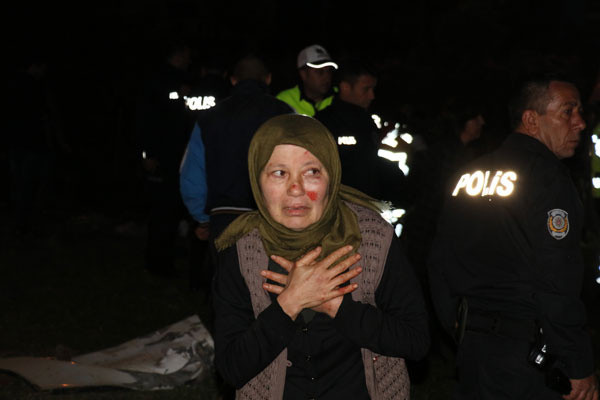 Adana'da yolcu otobüsü şarampole devrildi: 2 ölü, 29 yaralı - Resim: 0